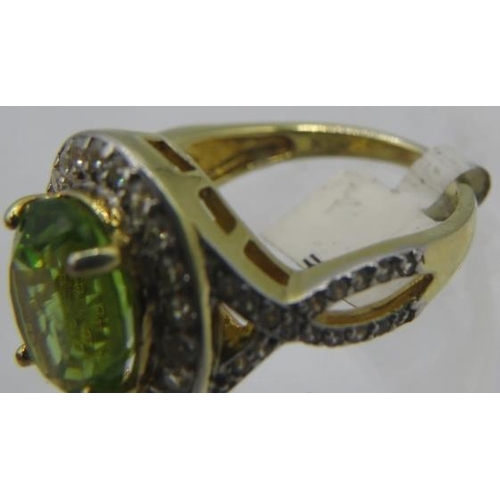 344 - Peridot portrait set ring, size M, 14k yellow gold plated, stamped 925. Setting approx 16mm x 12mm.
... 