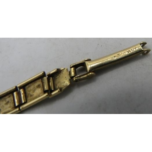 383 - A Mu Du ladies wristwatch on a 9ct gold bracelet strap. Strap approx weight 5 grams.
Condition repor... 