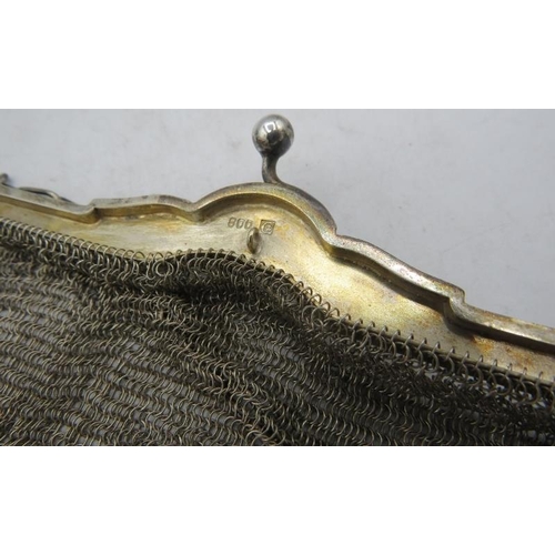 401 - A silver chain metal purse marked '800'. Approx weight 6 troy oz/187 grams.
Condition report: Good c... 