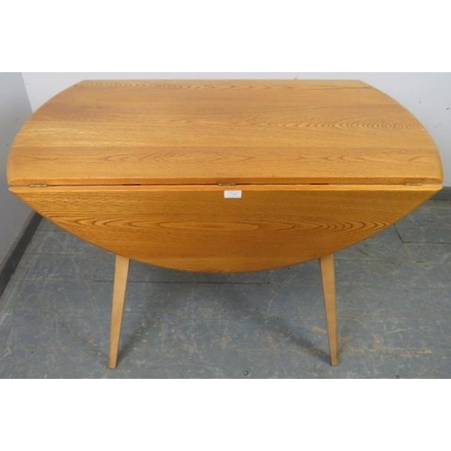 724 - A mid-century blonde elm and beech Windsor drop-leaf dining table by Ercol (model 383), on canted ta... 