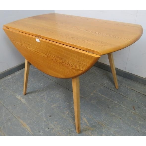 724 - A mid-century blonde elm and beech Windsor drop-leaf dining table by Ercol (model 383), on canted ta... 