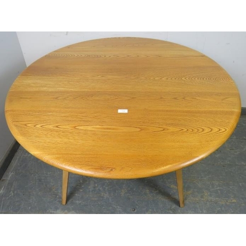 724 - A mid-century blonde elm and beech Windsor drop-leaf dining table by Ercol (model 383), on canted ta... 