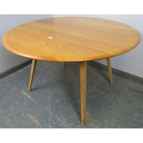 724 - A mid-century blonde elm and beech Windsor drop-leaf dining table by Ercol (model 383), on canted ta... 