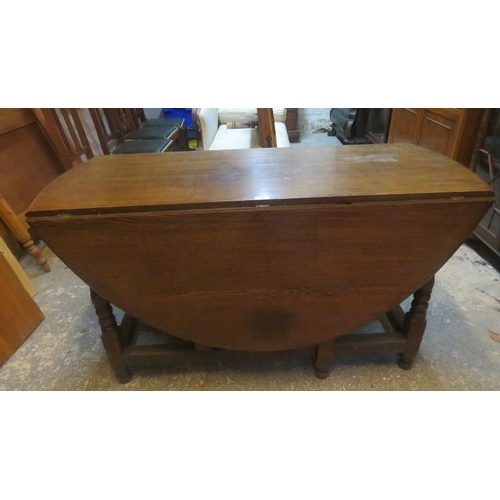 844 - A well made solid oak oval drop leaf gateleg dining table in the 18th century style, raised on turne... 