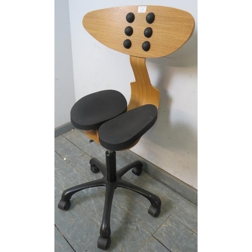 886 - A contemporary Hesed ergonomic office chair, having a height-adjustable plywood back above individua... 