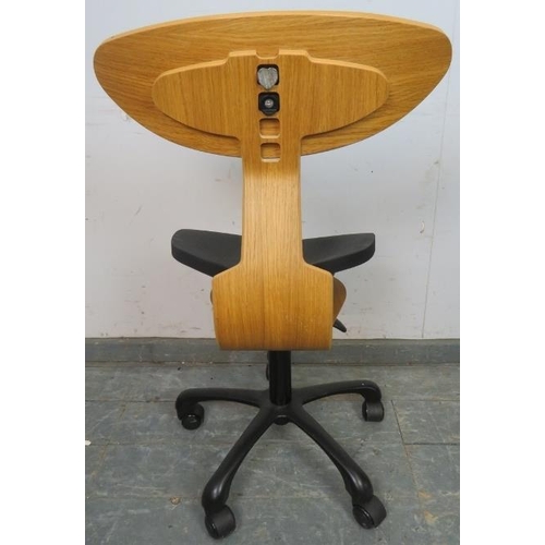 886 - A contemporary Hesed ergonomic office chair, having a height-adjustable plywood back above individua... 