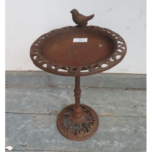 892 - A small cast iron bird bath, with figural garden bird to rim and pierced and scrolled decoration, on... 