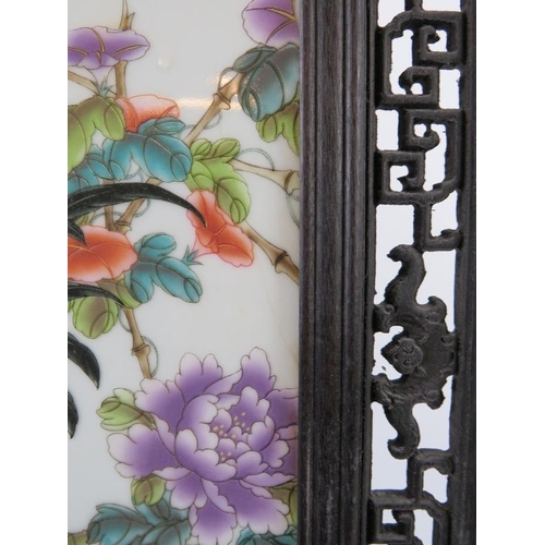 10 - A Chinese porcelain and carved wood table screen, 20th century. 67 cm height, 44.7 cm width, 19 cm d... 