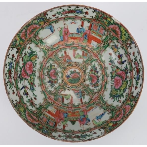 135 - A Chinese Famille Rose Medallion polychrome enamelled porcelain bowl, late 19th/early 20th century. ... 