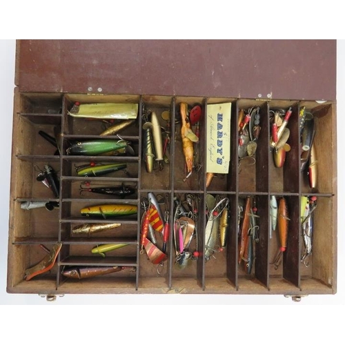 149 - A vintage collection of fishing lures. Stored in an oak compartmented box. (Quantity).
Condition rep... 