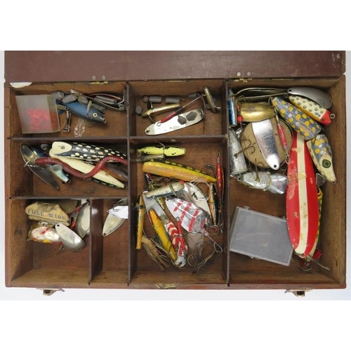 149 - A vintage collection of fishing lures. Stored in an oak compartmented box. (Quantity).
Condition rep... 