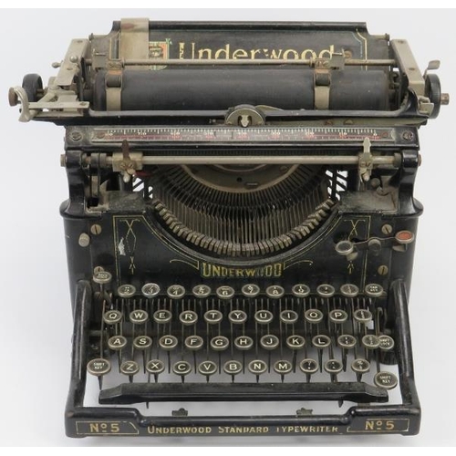 153 - A vintage Underwood Standard No5 black painted metal typewriter. 24 cm height. 
Condition report: So... 