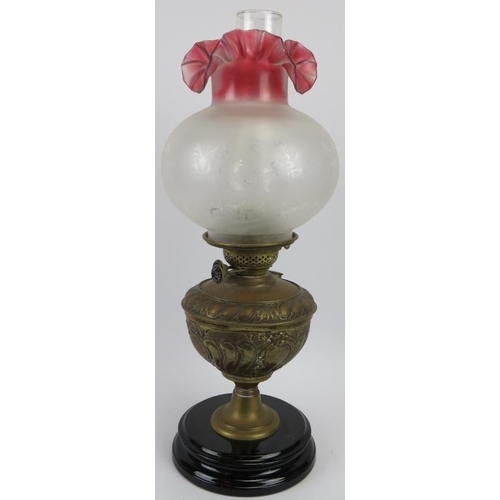 206 - A Late Victorian brass Duplex oil lamp with glass shade and funnel. 52.5 cm height. 
Condition repor... 