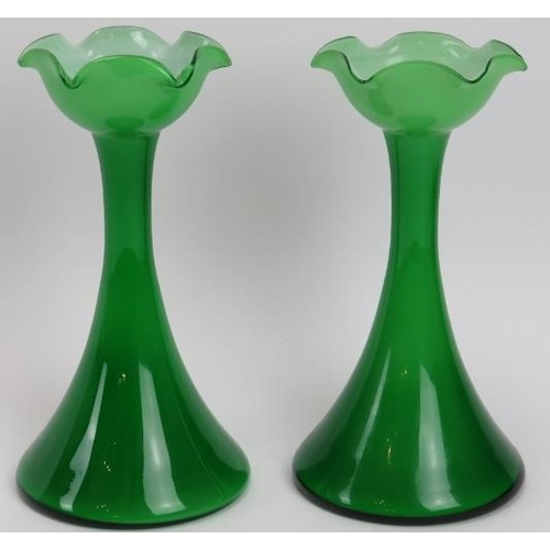 26 - A pair of green opaline glass vases, 20th century. (2 items) 20 cm height. 
Condition report: Good c... 