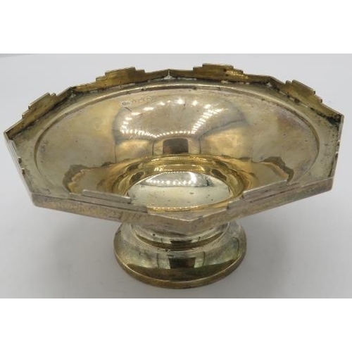 307 - An octagonal silver Art Deco pedestal bon bon dish, Deakin & Francis Ltd, Birmingham 1920. Approx 5