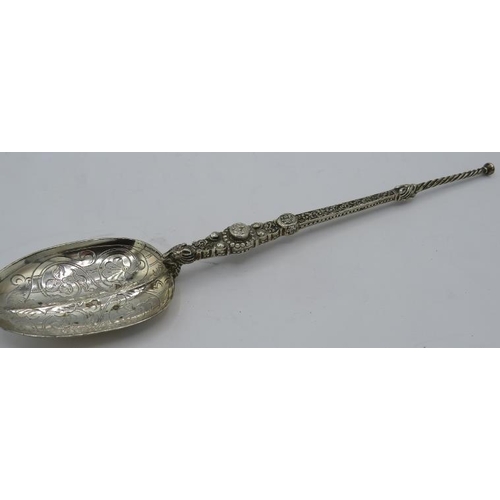 312 - A silver anointing spoon, London 1902. Approx 10