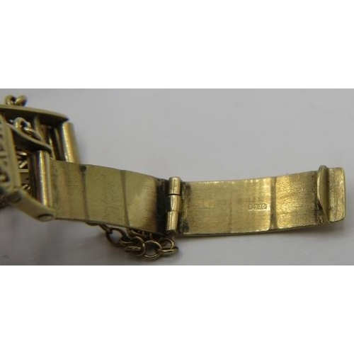 316 - A ladies 9ct gold watch 'Universal Genève' on a 9ct gold strap. Approx weight 20.6 grams.
Condition ... 