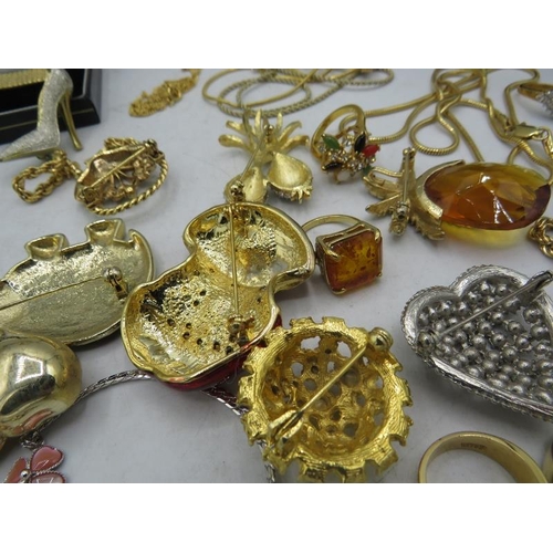 331 - A large collection of costume jewellery to include approx 15 various rings, chains, a blue stone nec... 