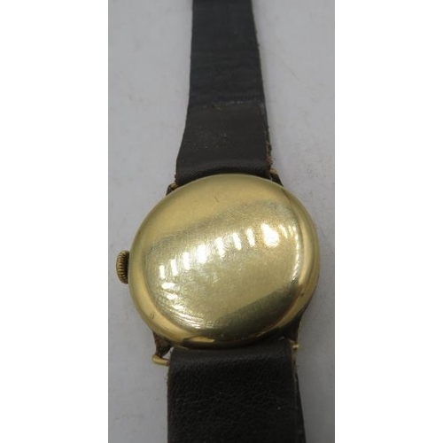 338 - A 9ct gold vintage Dennison wristwatch on a leather strap 11841 20295. Total weight 24 grams.
Condit... 