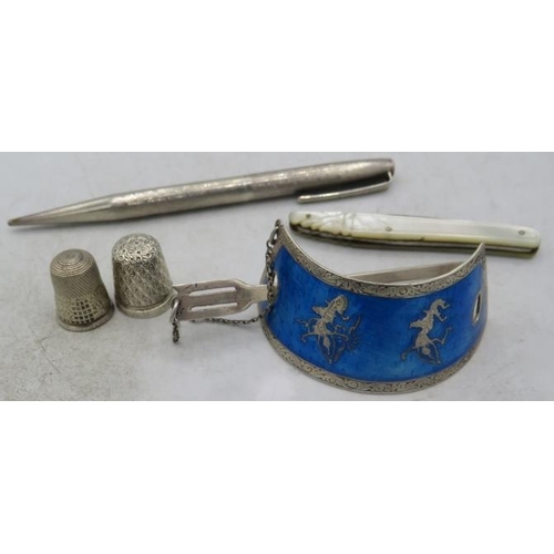 379 - Two silver thimbles, a silver propelling pencil, a mother of pearl handled pen knife and a silver & ... 