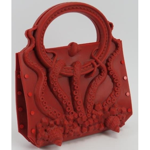 39 - Fashion: A Gabriella Ingram ‘Squeeze Red’ red rubber handbag. Magnetic fastening. 19.5 cm width.
Con... 