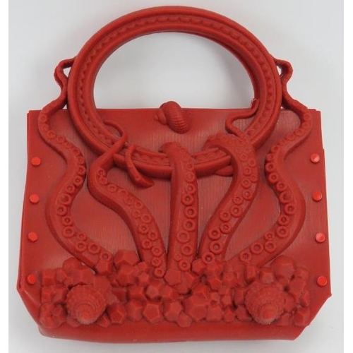 39 - Fashion: A Gabriella Ingram ‘Squeeze Red’ red rubber handbag. Magnetic fastening. 19.5 cm width.
Con... 