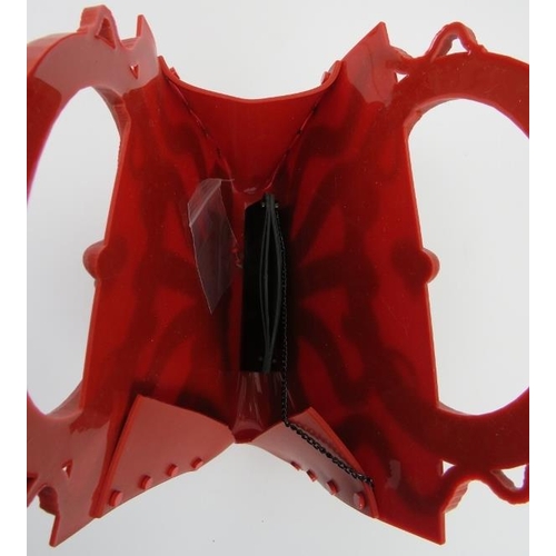 39 - Fashion: A Gabriella Ingram ‘Squeeze Red’ red rubber handbag. Magnetic fastening. 19.5 cm width.
Con... 