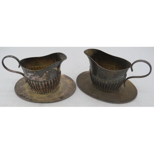 395 - A pair of silver cream jugs, Sheffield 1903, with fixed bases. Approx weight 8.5 troy oz/264 grams.
... 