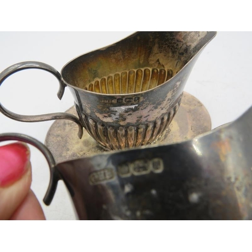 395 - A pair of silver cream jugs, Sheffield 1903, with fixed bases. Approx weight 8.5 troy oz/264 grams.
... 