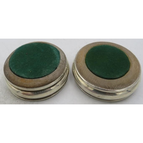 396 - A pair of small silver coasters with wooden bases, London 1968. Approx weight 3 troy oz/93 grams.
Co... 