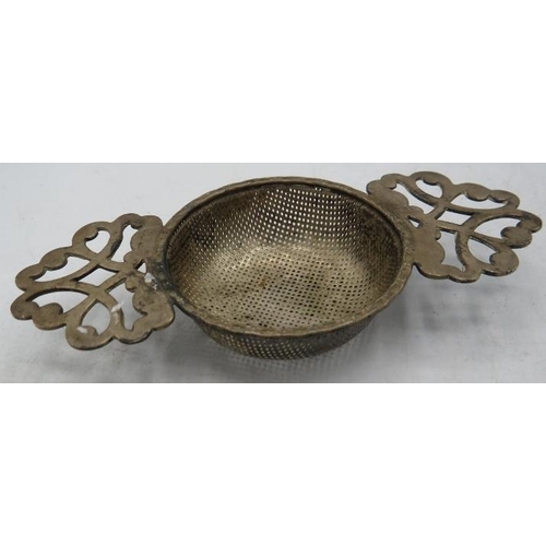 399 - A silver two handled tea strainer, London 1973. Approx 1.5 troy oz/47 grams.
Condition report: Sligh... 