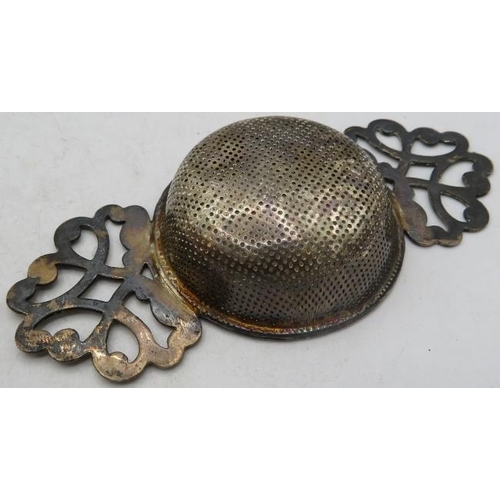 399 - A silver two handled tea strainer, London 1973. Approx 1.5 troy oz/47 grams.
Condition report: Sligh... 