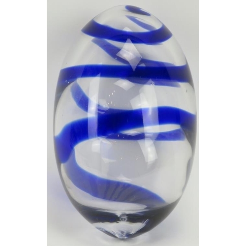 40 - A large Murano hand blown glass egg, late 20th century. Clear glass with a blue trail. 22.5 cm lengt... 