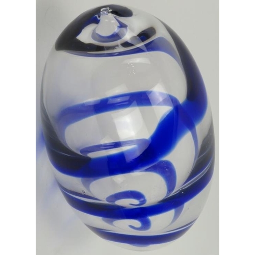 40 - A large Murano hand blown glass egg, late 20th century. Clear glass with a blue trail. 22.5 cm lengt... 