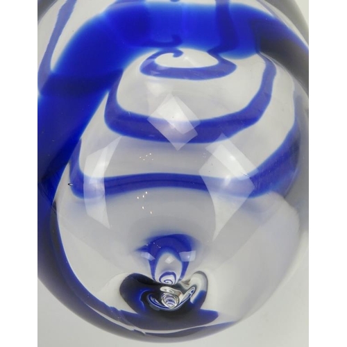 40 - A large Murano hand blown glass egg, late 20th century. Clear glass with a blue trail. 22.5 cm lengt... 