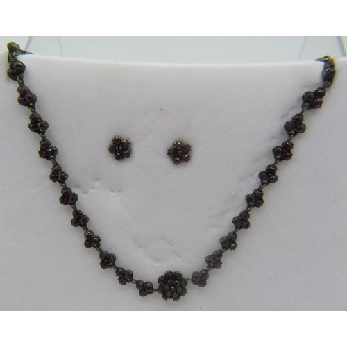 419 - An antique garnet necklace. Approx: 16