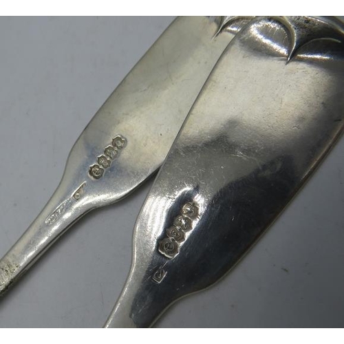 426 - A pair of silver rat-tail Georgian Irish table spoons, Dublin 1825. Approx weight 4 troy oz/124 gram... 