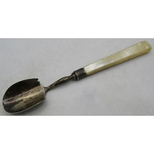 428 - A silver & mother of pearl stilton scoop. Approx weight 38 grams.
Condition report: Some age related... 