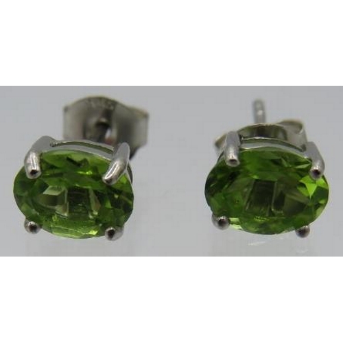 460 - A pair of peridot white metal earrings, backs marked 925.
Condition report: Good condition.