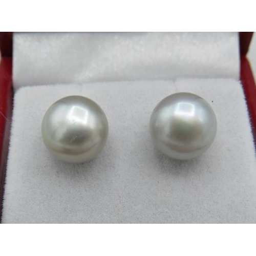 463 - A pair of 9ct yellow gold stud earrings set with oblate spheroid grey cultured pearls, boxed. Approx... 