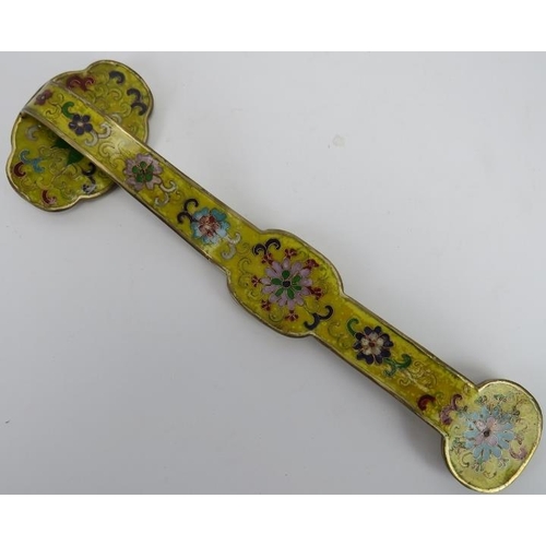 56 - A Chinese cloisonné decorated brass ruyi sceptre, 20th century. 40 cm length. 
Condition report: Som... 