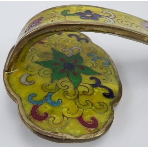 56 - A Chinese cloisonné decorated brass ruyi sceptre, 20th century. 40 cm length. 
Condition report: Som... 