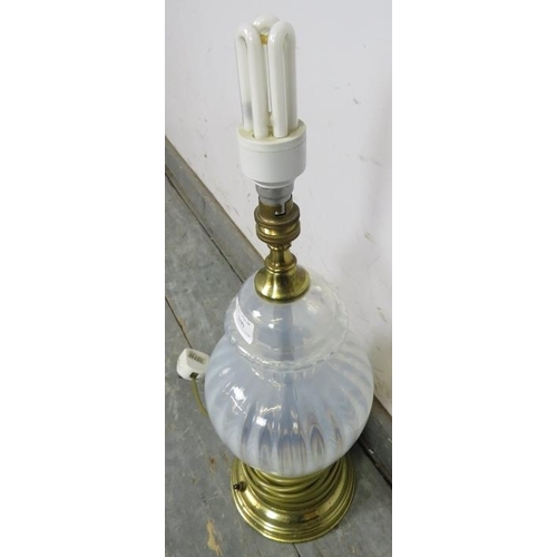 780 - A vintage opalescent Vaseline glass table lamp with fluted decoration, on a brass plinth base.
H45cm... 