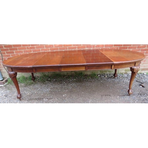 850 - An antique mahogany oval wind-out extending dining table, having three additional leaves, on shell c... 