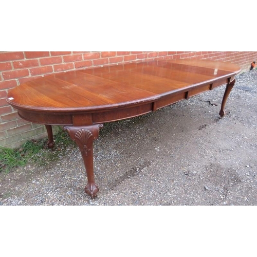 850 - An antique mahogany oval wind-out extending dining table, having three additional leaves, on shell c... 