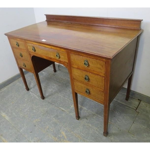 866 - An Edwardian mahogany kneehole desk, crossbanded with satinwood and strung with boxwood and ebony, h... 