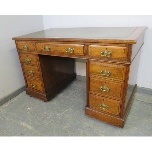 812 - An Edwardian mahogany pedestal desk, the top with inset green leather writing surface, housing a con... 