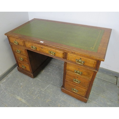 812 - An Edwardian mahogany pedestal desk, the top with inset green leather writing surface, housing a con... 