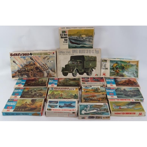 256 - Seventeen military model making kits by a various manufacturers. (17 items). 
Condition report: Some... 