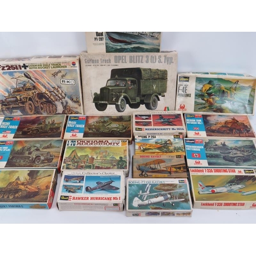 256 - Seventeen military model making kits by a various manufacturers. (17 items). 
Condition report: Some... 